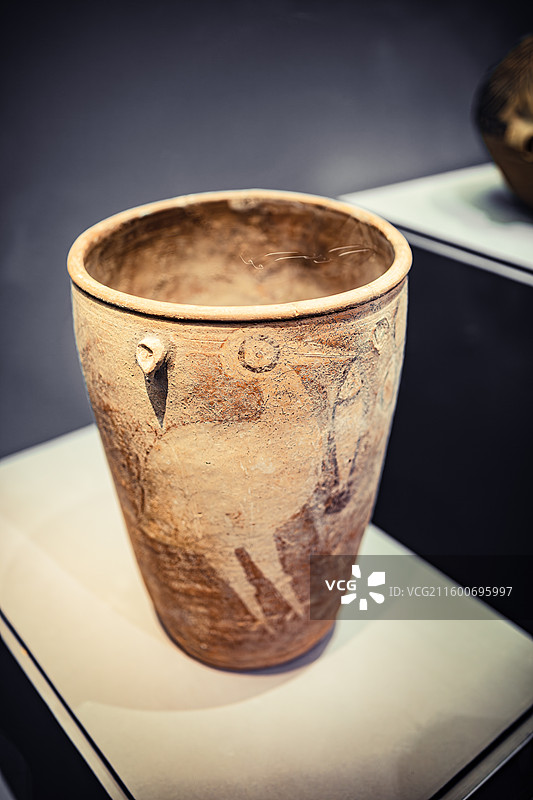 中国国家博物馆藏河南汝州阎村遗址出土新石器时代仰韶文化鹳鱼石斧图彩陶缸图片素材