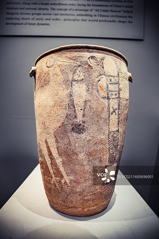中国国家博物馆藏河南汝州阎村遗址出土新石器时代仰韶文化鹳鱼石斧图彩陶缸图片素材