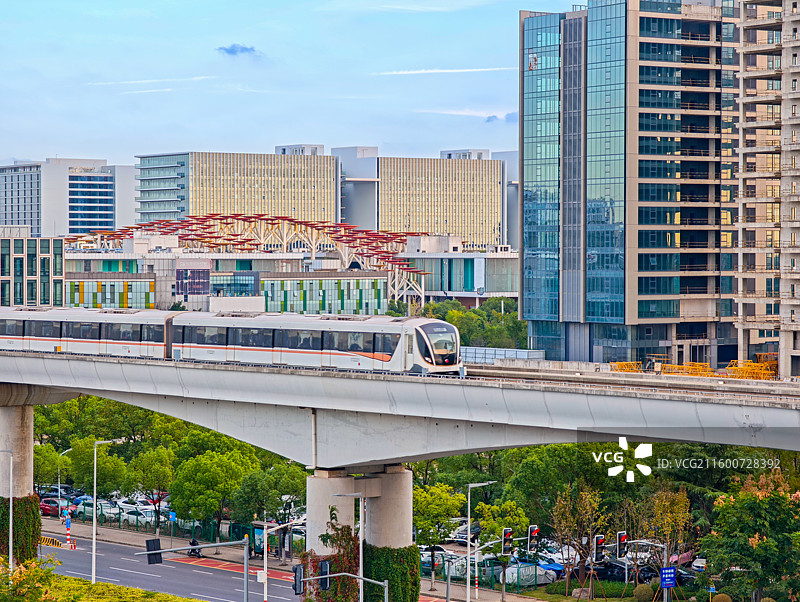 上海青浦上海地铁17号线列车即将驶入嘉松中路地铁站图片素材