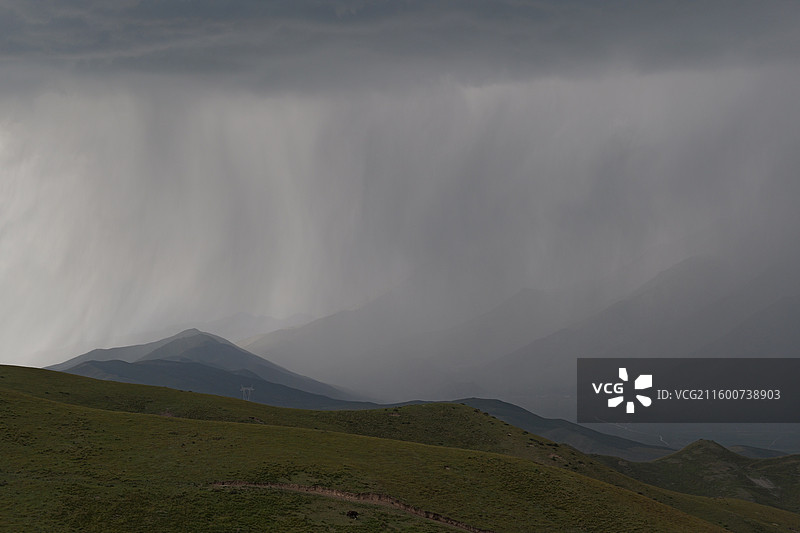 暴雨中的甘肃武威乌鞘岭图片素材