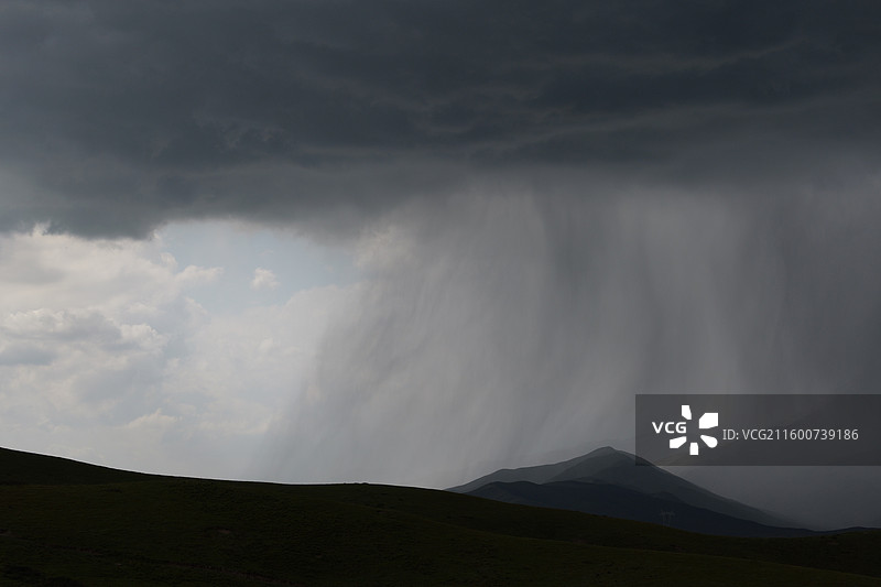 暴雨中的甘肃武威乌鞘岭图片素材