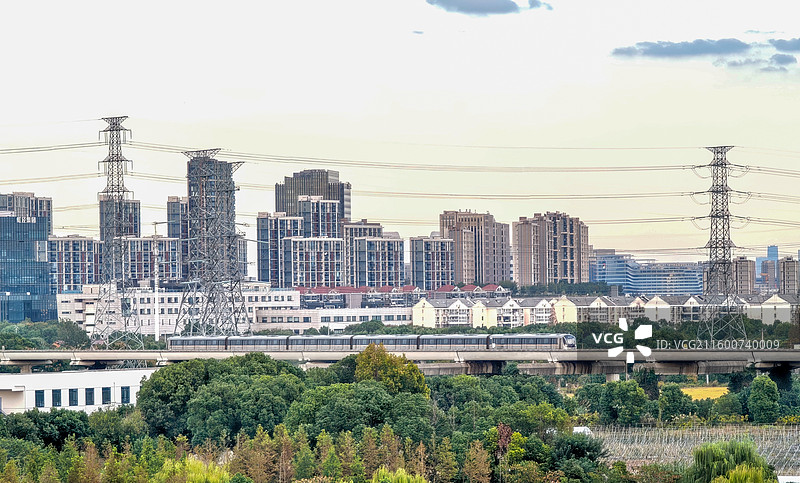 上海青浦上海地铁17号线列车在高架轨道上从嘉松中路地铁站驶向徐泾北城地铁站图片素材