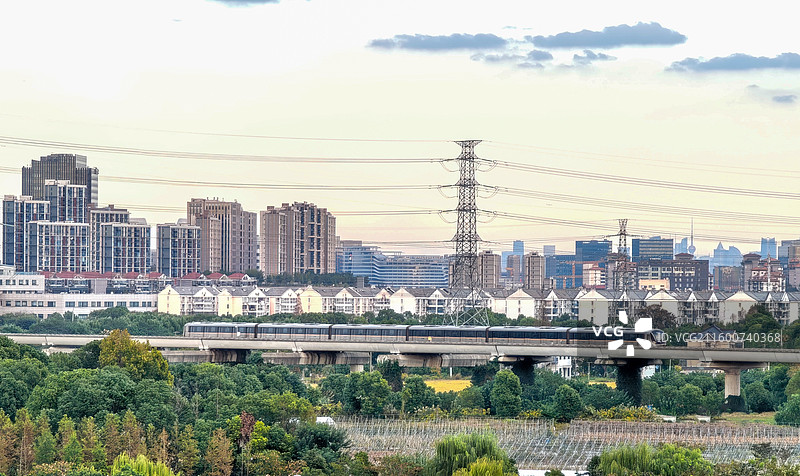 上海青浦上海地铁17号线列车在高架轨道上从嘉松中路地铁站驶向徐泾北城地铁站图片素材