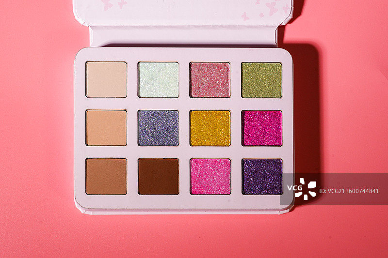 影棚拍摄彩妆产品——多色炫彩珠光眼影盘图片素材