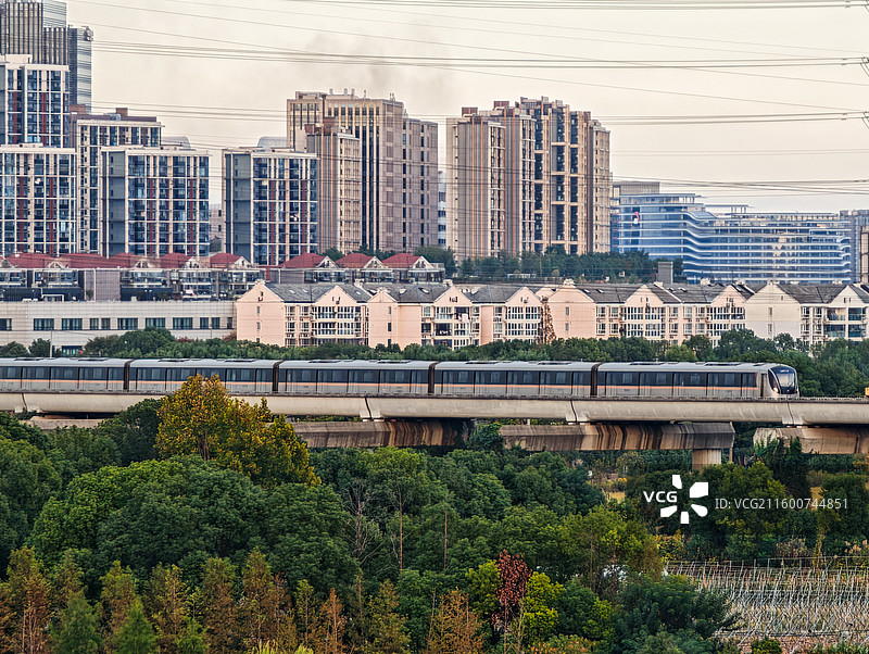 上海青浦城市天际线：上海地铁17号线列车行驶在嘉松中路与徐泾北城地铁站之间的高架轨道上图片素材