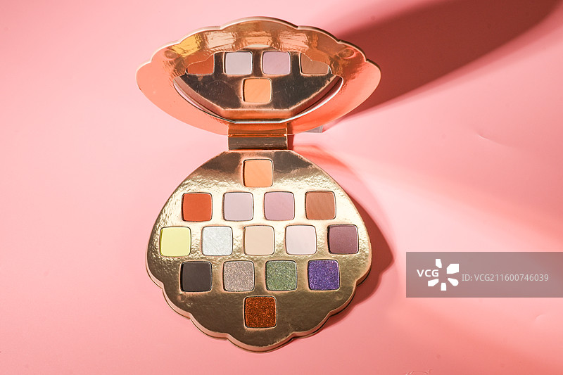 影棚拍摄彩妆产品——异形创意多色眼影盘图片素材