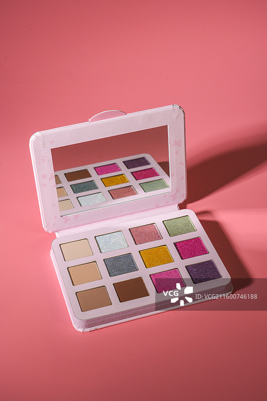 影棚拍摄彩妆产品——多色炫彩珠光眼影盘图片素材