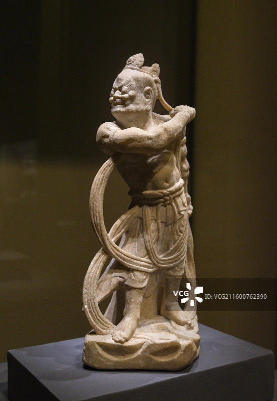 戴花冠力士像 唐代 邢市隆尧县尧城镇村西汦河故道出土 中国国家博物馆“惠世天工-河北曲阳石雕艺术展”图片素材