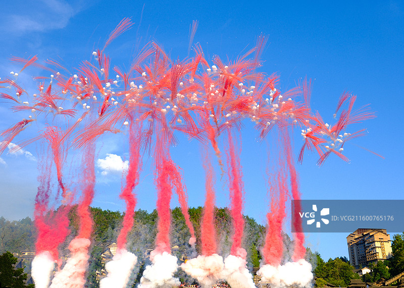 2025年10月5日，国庆期间，贵州遵义播州区乌江寨国际旅游度假区上演烟花秀，乌江寨的烟花秀图片素材