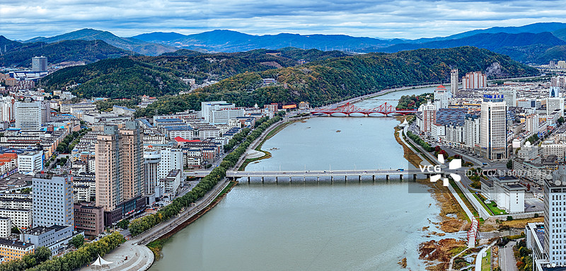 通化市 东昌区 浑江 南山 滨江公园 江沿路图片素材