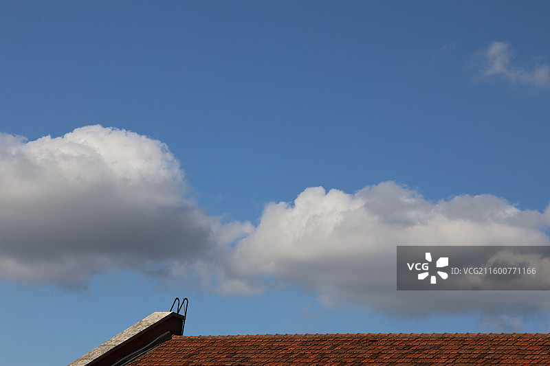 蓝天白云下的上海老建筑特写图片素材