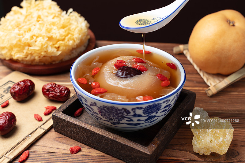 传统滋补银耳雪梨养生汤图片素材