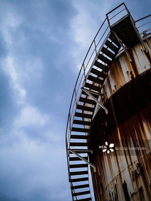冷色调工业时代工厂钢铁梯子陈旧感图片素材
