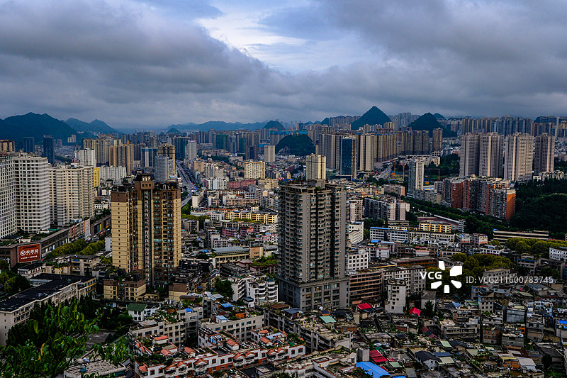 中国贵州六盘水城市风光，云贵高原东部乌蒙山区大山里的城市中国凉都六盘水，喀斯特峰林，六盘水梅花远眺图片素材