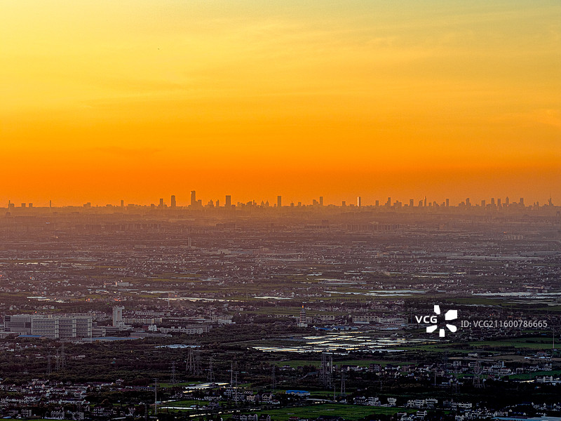 SK大厦 徐家汇中心 远眺上海城市天际线夕阳晚霞 日落时分城市剪影 从上海浦东临港航拍市中心图片素材
