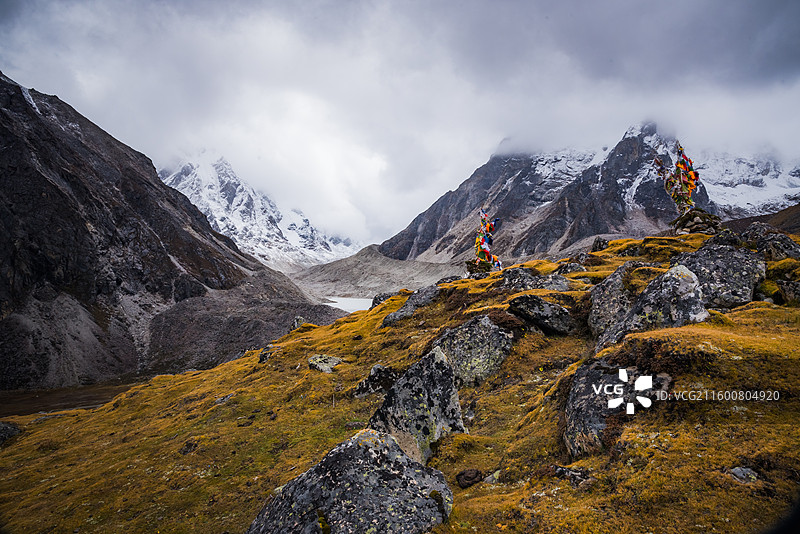 西藏卡达沟雪山峡谷山水河流自然风光图片素材