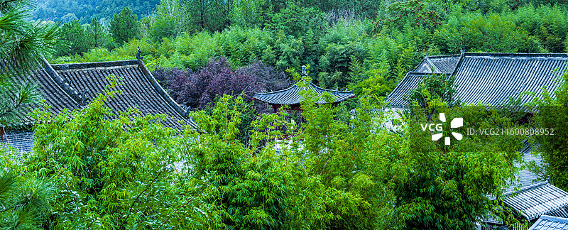 河南桐柏县革命纪念馆/叶家大庄的建筑风貌：雨雾中的飞檐图片素材