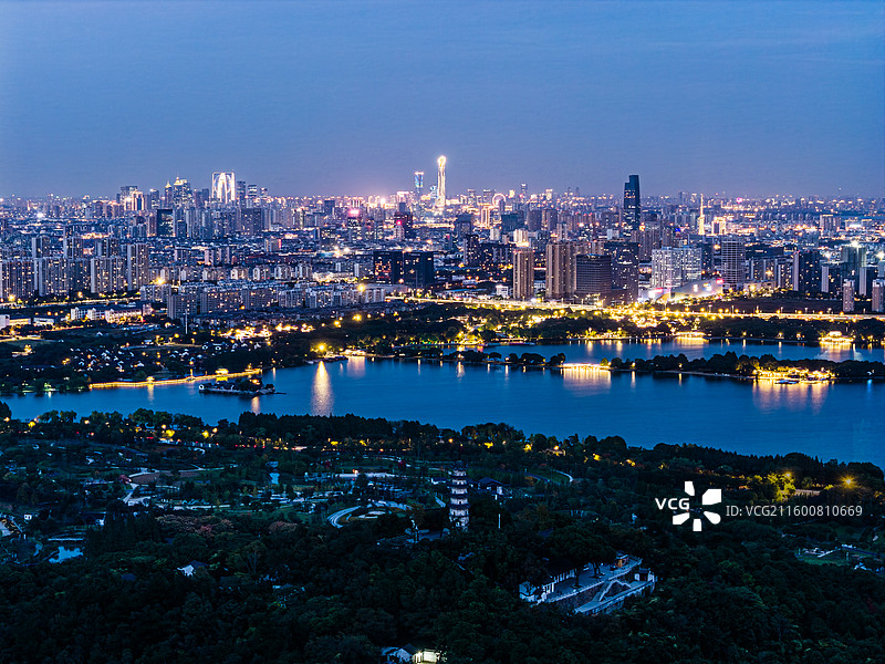 苏州上方山国家森林公园与城市建筑图片素材