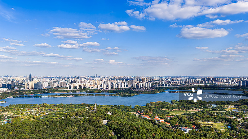 苏州上方山国家森林公园与城市建筑图片素材