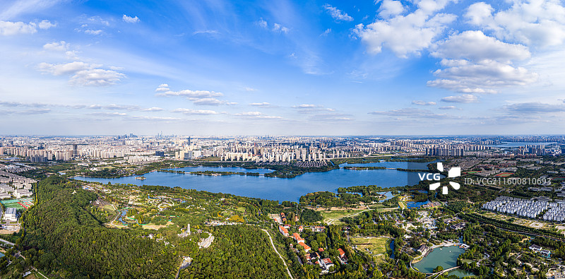 苏州上方山国家森林公园与城市建筑图片素材