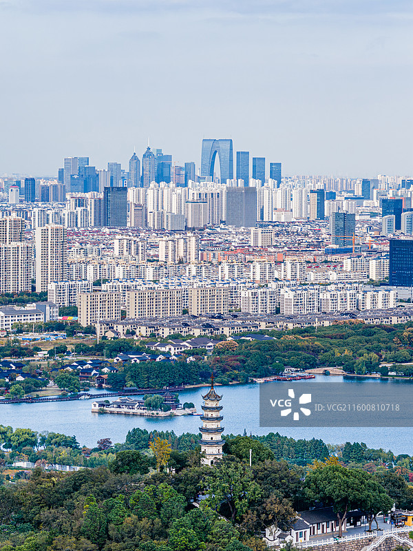 苏州上方山国家森林公园与城市建筑图片素材