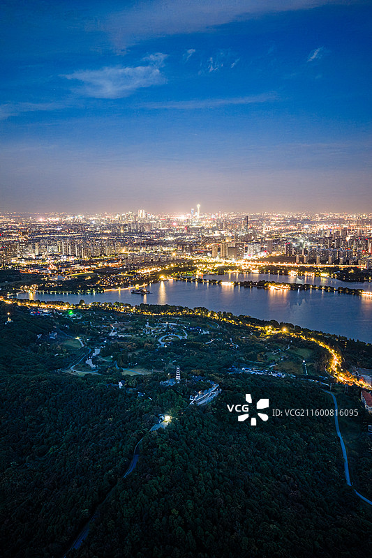 苏州上方山国家森林公园与城市建筑图片素材