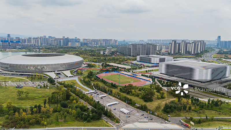 【山水织锦·生态共生】成都东部新区东安湖体育馆航拍，新区自然生态与城市共生的绿色实践图片素材