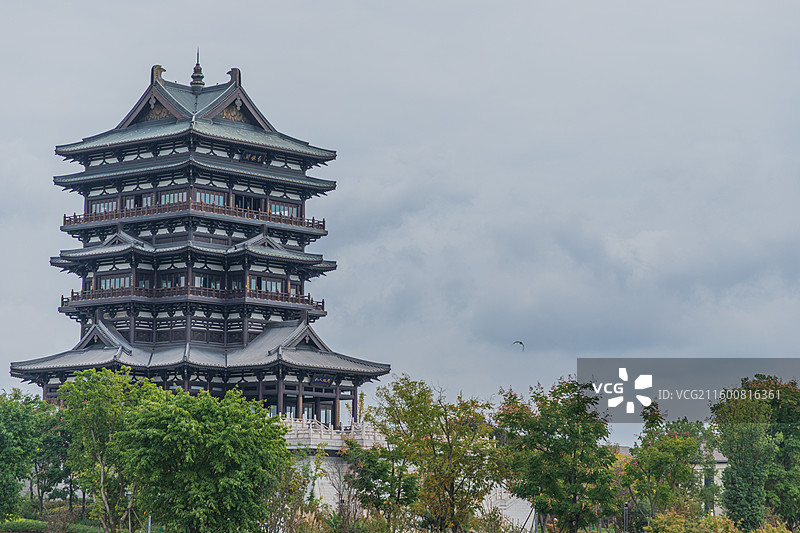 【山水织锦·生态共生】成都东部新区东安湖公园东安阁，新区自然生态与城市共生的绿色实践图片素材