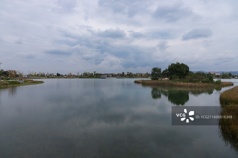 【山水织锦·生态共生】成都东部新区东安湖公园，新区自然生态与城市共生的绿色实践图片素材