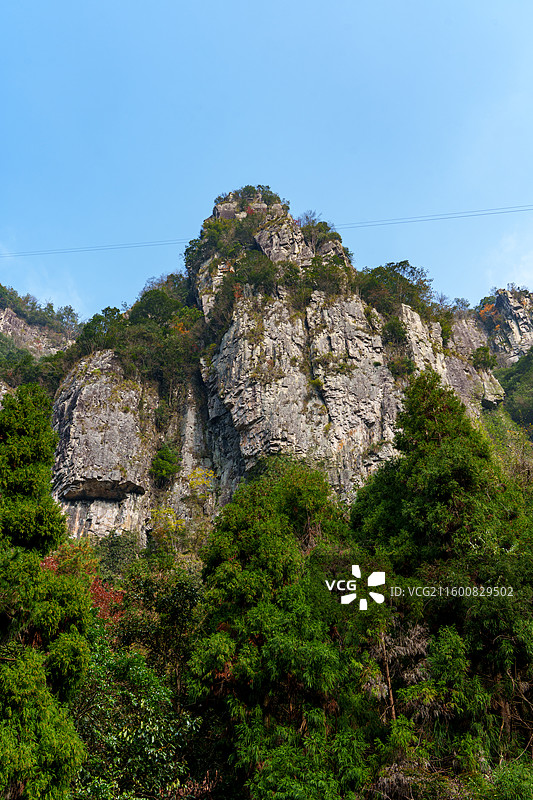 浙江省温州市文成县境内百丈漈附近高耸的山峰和茂密的植被图片素材