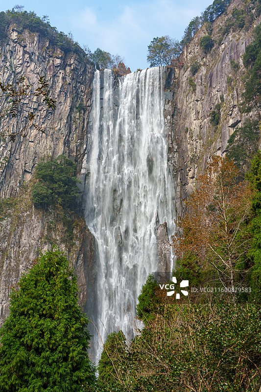 浙江省温州市文成县境内，远眺高耸的百丈漈瀑布图片素材