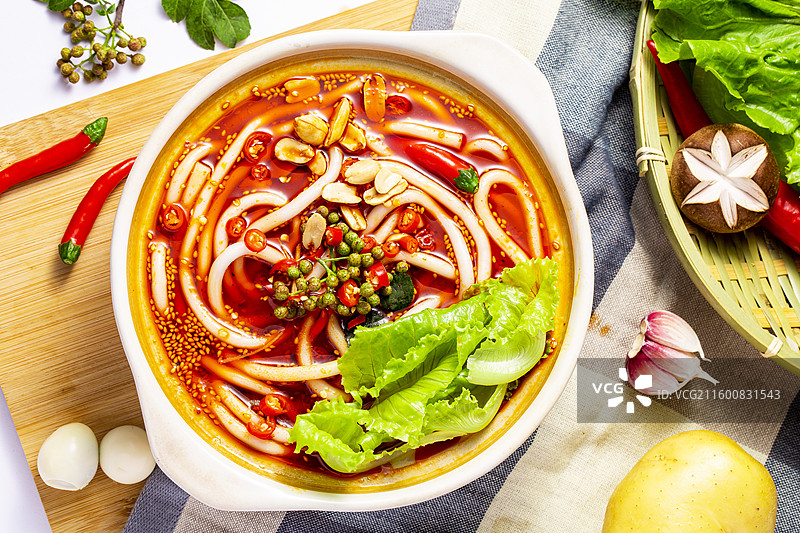 重口香辣红油土豆粉 川式麻辣汤底配鲜蔬花椒生菜 居家速食重口味小吃 餐饮美食展示摄影素材图图片素材