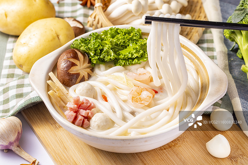 奶白汤底 鲜蔬 菌菇 海鲜米线 海鲜米粉 海鲜乌冬面 海鲜土豆粉 家常食材煮制美味宽粉面图片素材