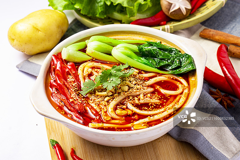重口香辣红油土豆粉 川式麻辣汤底配鲜蔬花椒生菜 居家速食重口味小吃 餐饮美食展示摄影素材图图片素材