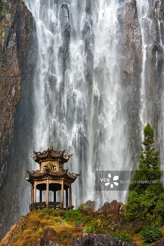 浙江温州百丈漈前的观瀑布凉亭笼罩在水雾中图片素材