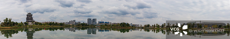 山水织锦 生态共生 成都东部新区 东安湖公园 东安阁、东安湖大剧院和东安湖体育馆全景，自然与城市共生图片素材