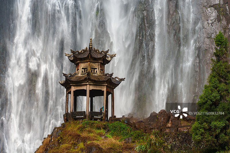 浙江省温州市文成县境内，以百丈漈瀑布流水为背景的观瀑亭风光图片素材