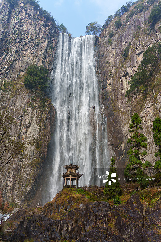 远眺浙江省温州市文成县的百丈漈一漈壮观景象图片素材