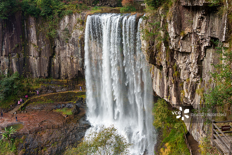 浙江省温州市百丈漈瀑布二漈上半部分水流倾泻而下场景图片素材