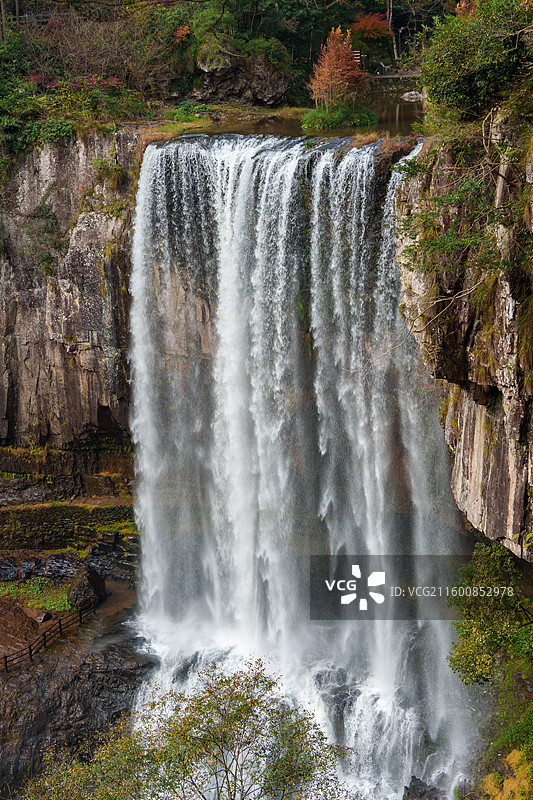 秋日时节的浙江省温州市百丈漈二漈瀑布流水风光图片素材