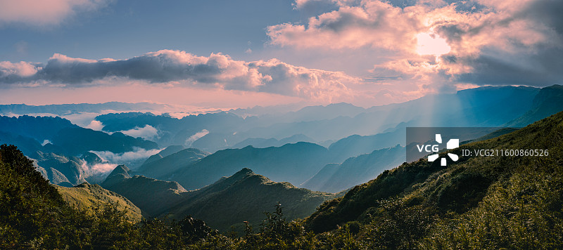 贵州屋脊A级景区韭菜坪的特殊视角以及日出和云海刚刚散去形成的江山如画图片素材