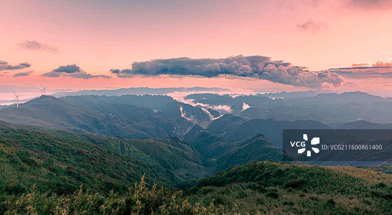 贵州A级景区韭菜坪的特别视角，普通游客难以到达的山腰以俯瞰视角记录日出云海和江山如画图片素材