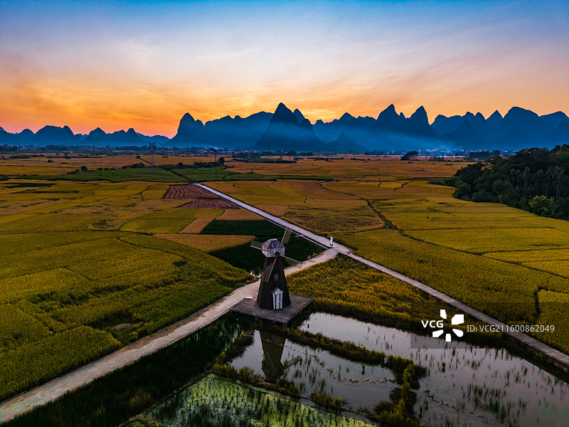 古砦仫佬族乡稻花飘香景区日落图片素材