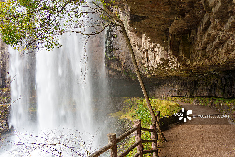 浙江省温州市百丈漈景区内的下山步道从二漈瀑布下穿行而过图片素材