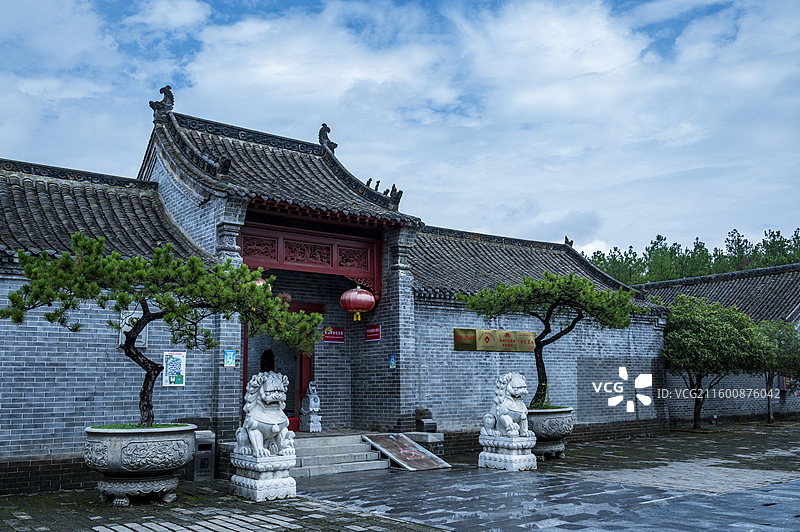 河南桐柏县革命纪念馆/叶家大庄/中原局旧址景区正门图片素材