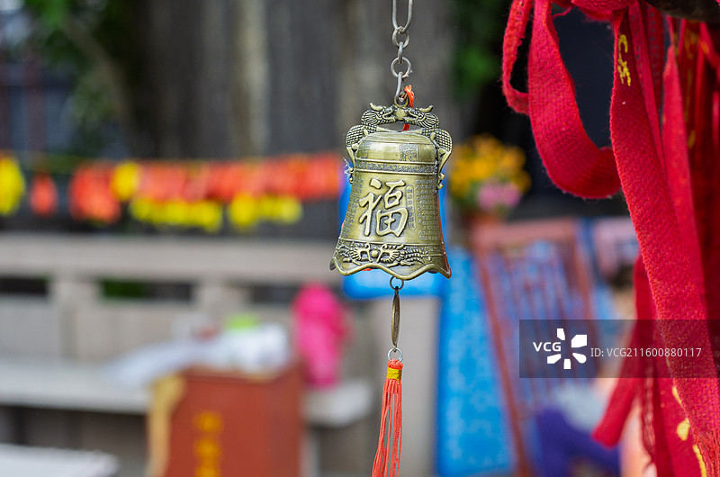 青岛海云庵中式福字铜铃铛特写图片素材