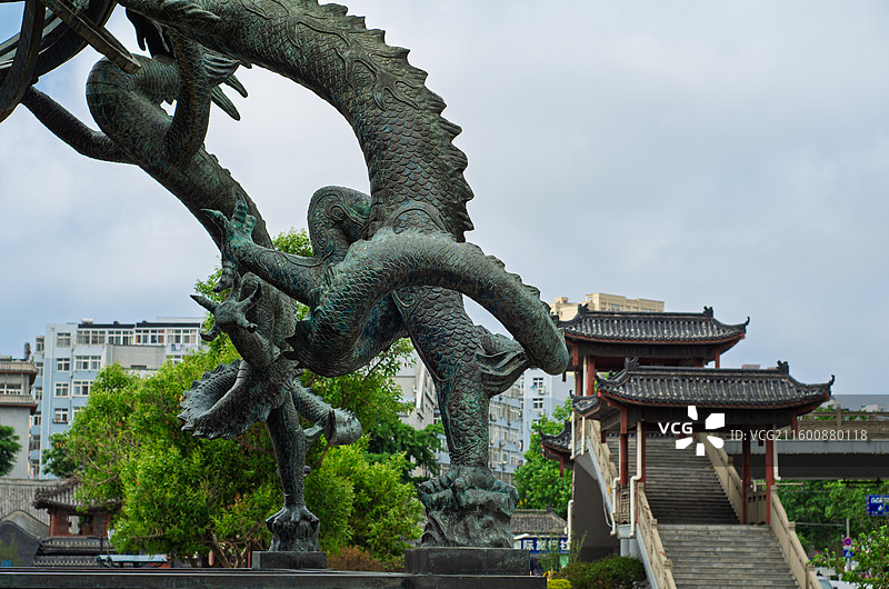 青岛海云庵城市中式建筑旁的龙形雕塑图片素材