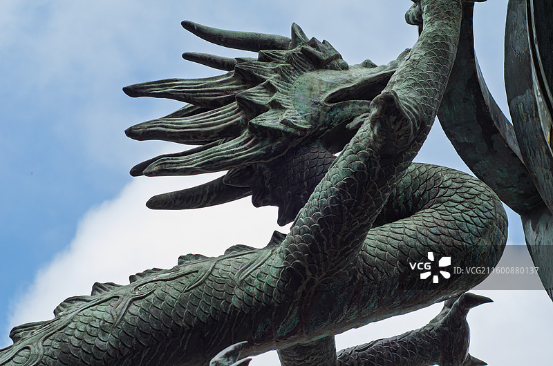 青岛海云庵青铜龙雕塑特写图片素材