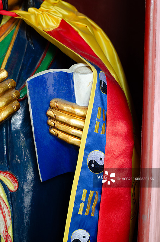 青岛海云庵手持书籍的神像局部图片素材