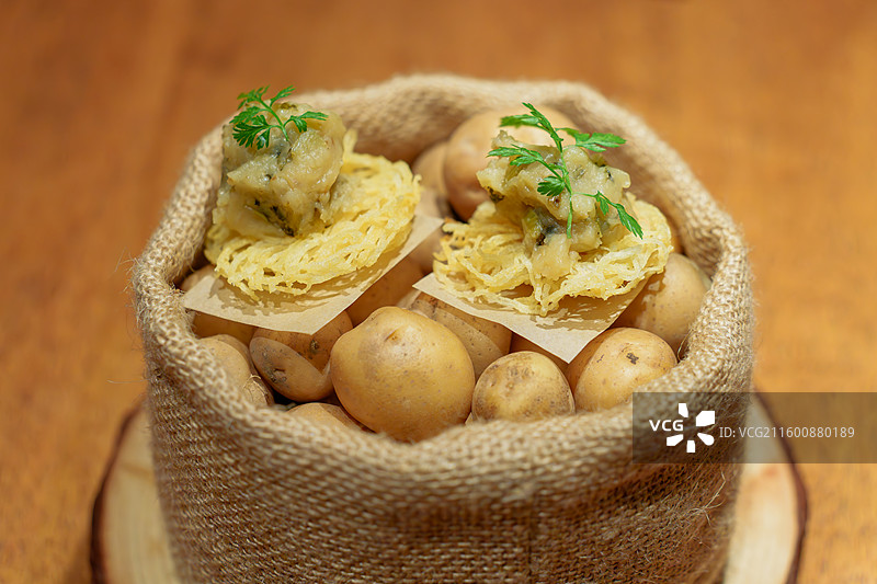 高级餐厅素食餐厅美食特写黑珍珠米其林餐厅天屿水老奶洋芋塔图片素材